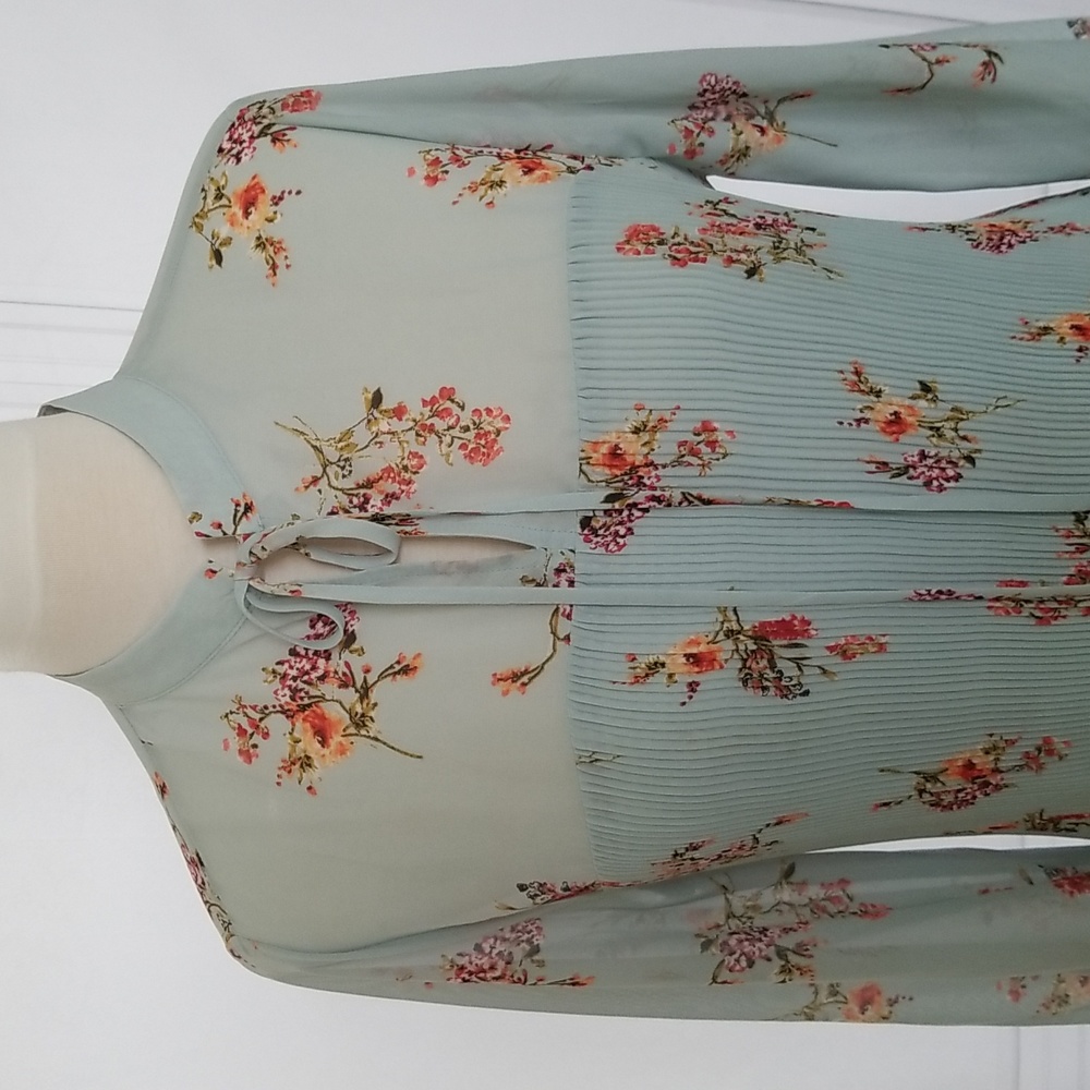 Pleione Pleated Floral Top - Picture 2 of 15